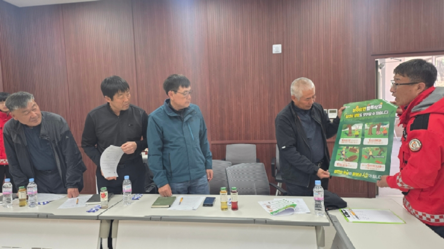 안전사고예방 영림단 간담회 사진(안전한 벌목작업 요령 교육).jpg
