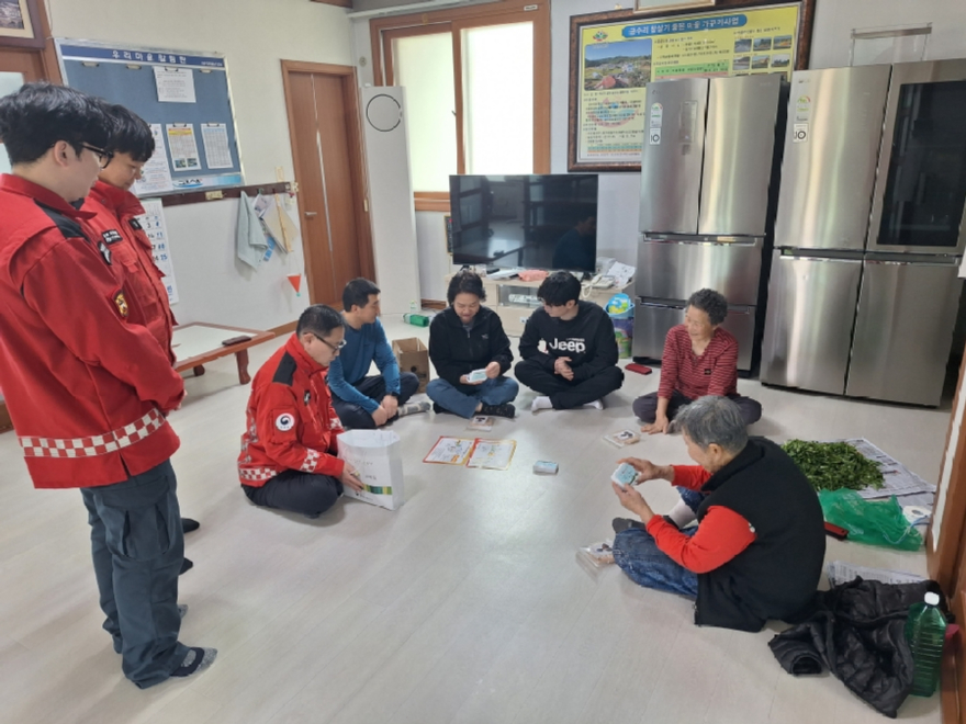 사진1. 최수천 동부지방산림청장이 마을회관에서 산불예방 행동요령을 알려주고 있다..jpg