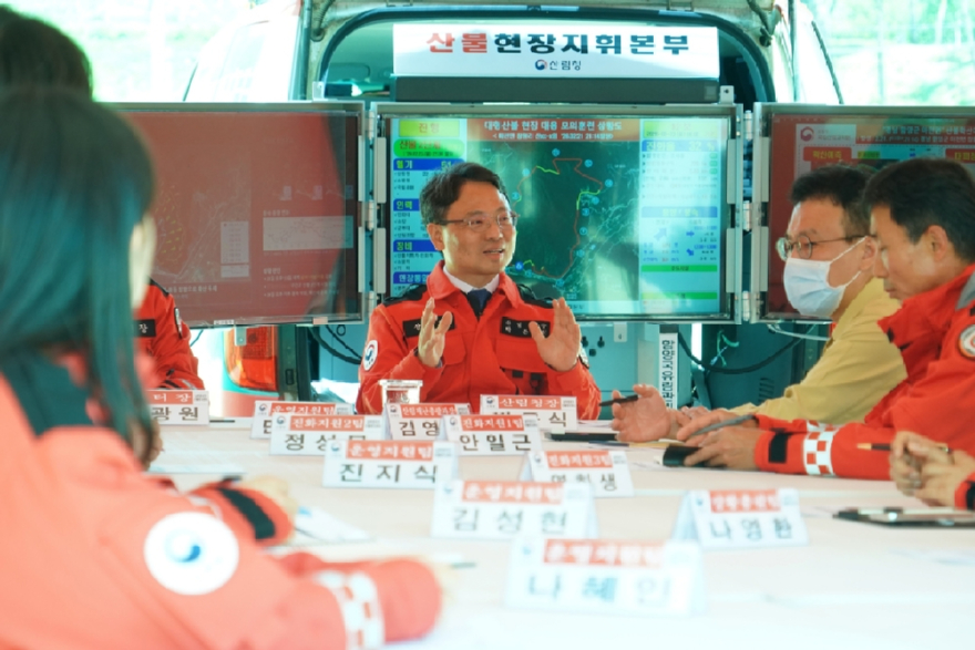 사진1.박은식 산림청장(가운데)이 7일 남부권산불방지센터를 방문해 산불 대응태세를 점검하고 있다..jpg