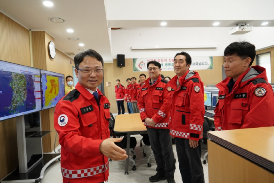 사진2.박은식 산림청장(왼쪽)이 7일 남부권산불방지센터를 방문해 직원들을 격려하고 있다..jpg