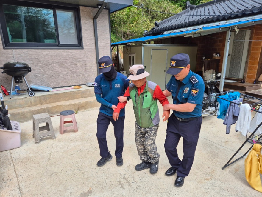 사진3.산림청은 11일 여름철 자연재난 대책기간(5.15~10.15)을 맞아 경남 합천군 장전리에서 ‘산사태 재난대비 상시훈련’을 실시했다.jpg