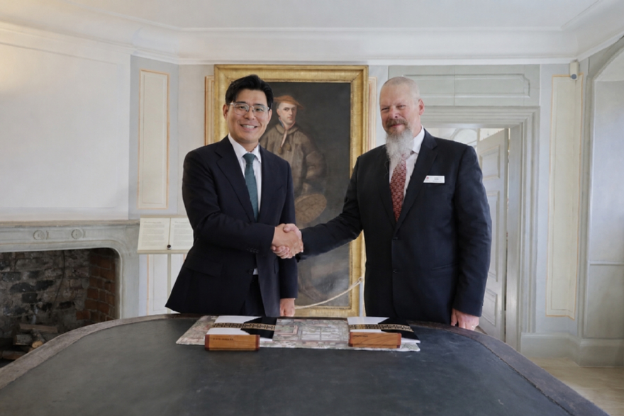 임영석 국립수목원장(좌)과 Anders Backlund 웁살라대학교 린네가든 원장(우)이 의향서 체결 후 기념촬영을 하고 있다..jpg