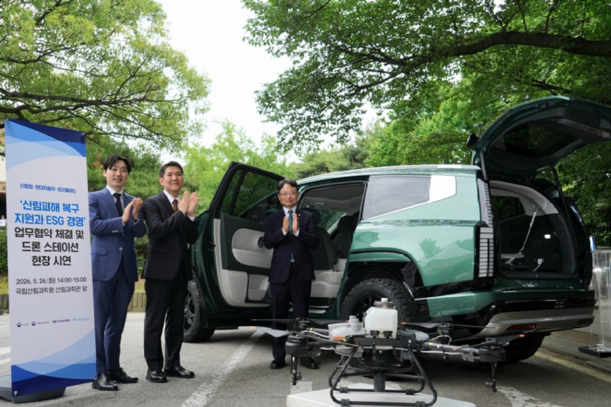 사진1.박은식 산림청장(오른쪽 첫번째)이 26일에 국립산림과학원에서 ‘산림피해 복구 지원과 ESG 경영 상호협력을 위한 업무협약’을 체결하고 기념사진을 촬영하고 있다.jpg