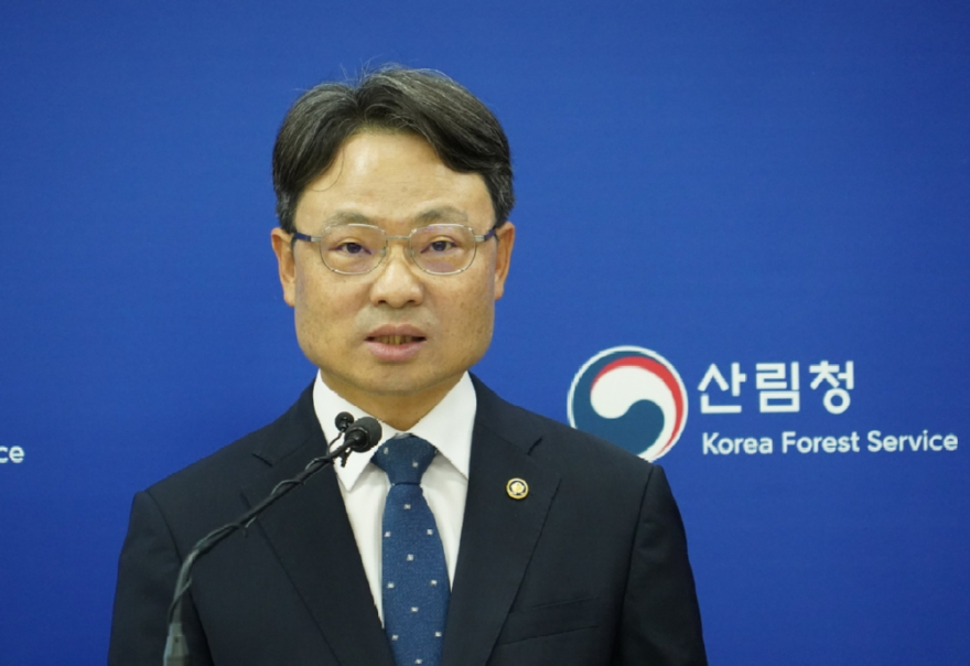 사진4._박은식_산림청장이_27일_국민주권정부_1년__산림분야_주요_성과_브리핑을_하고_있다.jpg