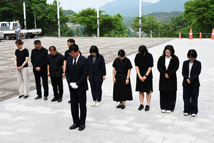 02 국립수목원장과 과장·실장급 간부들이 2026년 6월 4일 의정부 현충탑 추모공원에서 참배하고 있다.jpg