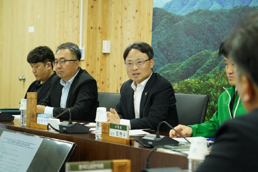 사진2.박은식 산림청장(가운데)이 9일 정부대전청사에서 정원분야 협단체장들과 의견을 나누고 있다.jpg