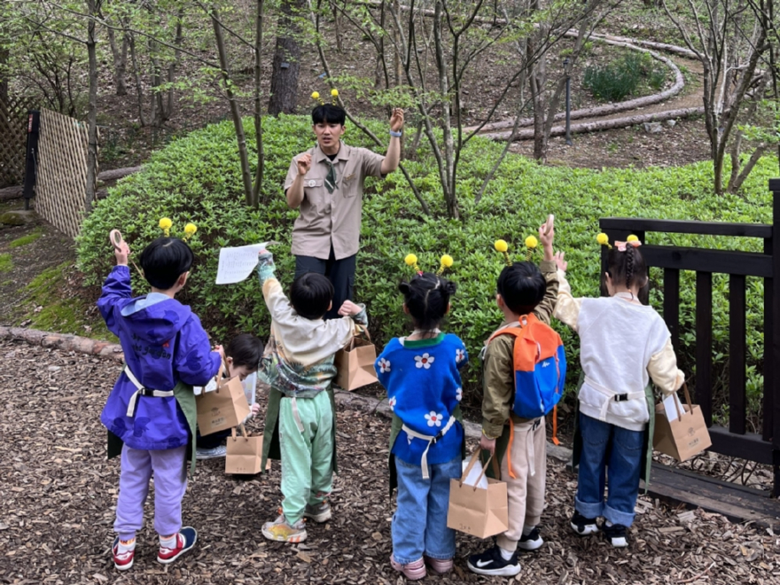 사진1.산림청은 다채로운 국내 수목원 체험학습 프로그램을 추천했다(제이드가든의 꿀벌원정대).JPG