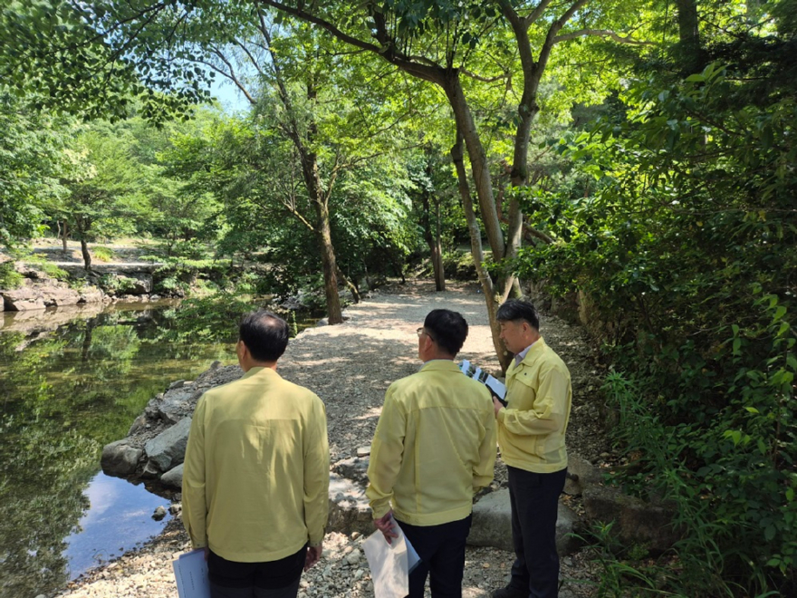 사진2.산림청은 12일 전북 완주군 내 불법시설 정비 현장을 방문해 추진 현황을 점검했다.jpg