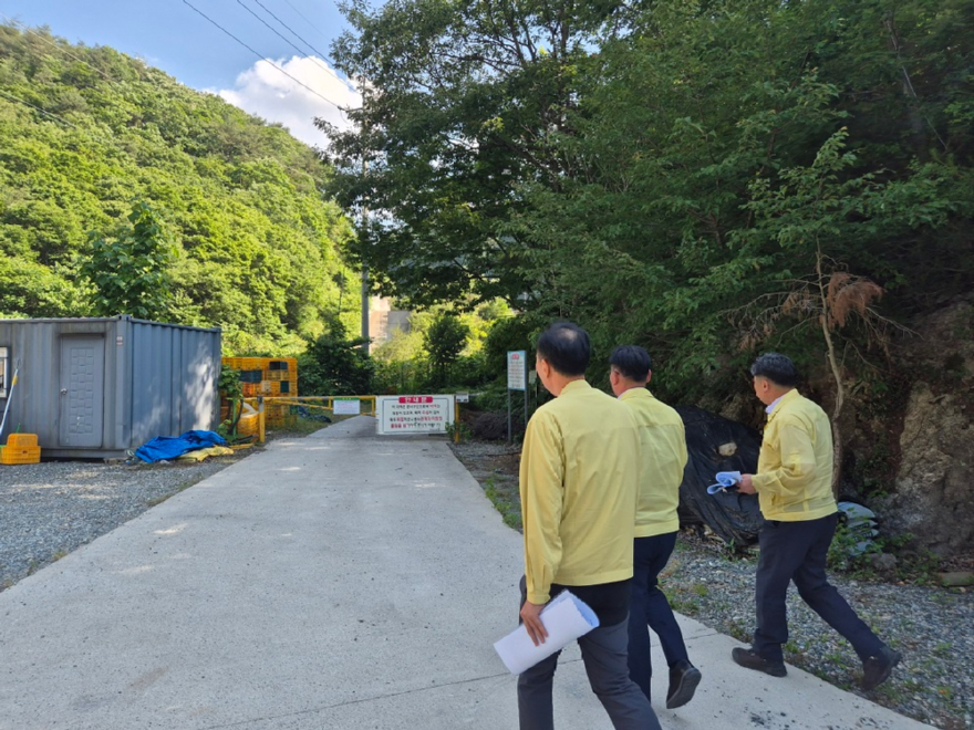 사진1.산림청은 12일 전북 완주군 내 불법시설 정비 현장을 방문해 추진 현황을 점검했다.jpg