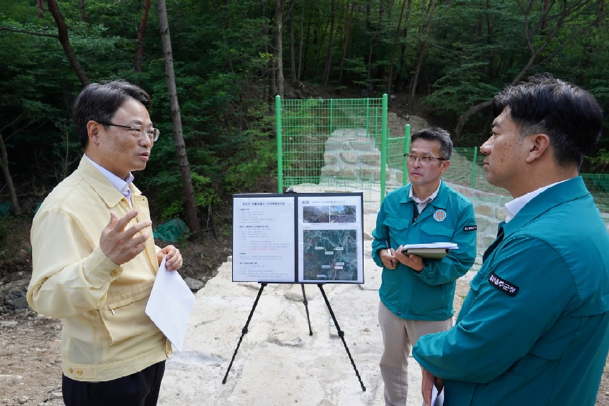 사진1.박은식 산림청장(왼쪽)이 11일 울산 울주군 산불피해지 복구사업 현장을 점검하고 있다..jpg