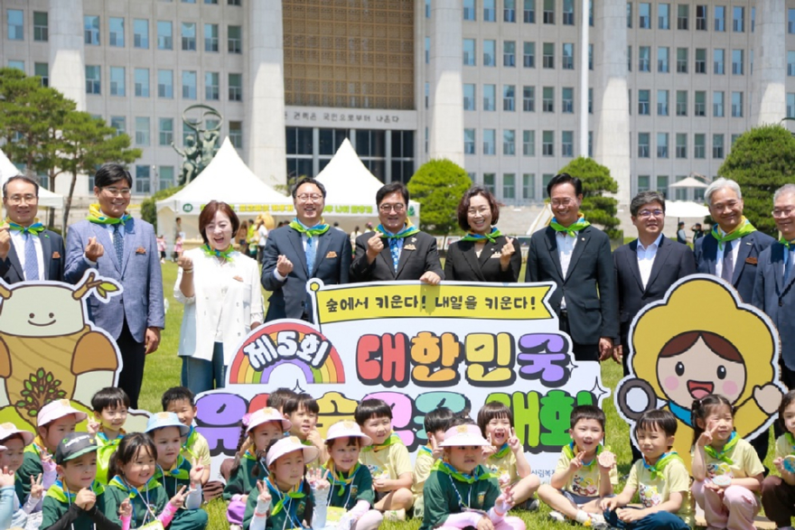 사진3.임하수 산림청 차장(뒷줄 네번째)과 우원식 국회의원(뒷줄 다섯번째)이 서울 국회의사당에서 열린 ‘제5회 대한민국 유아숲교육 대회’에 참석해 기념사진을 촬영하고 있다.jpg