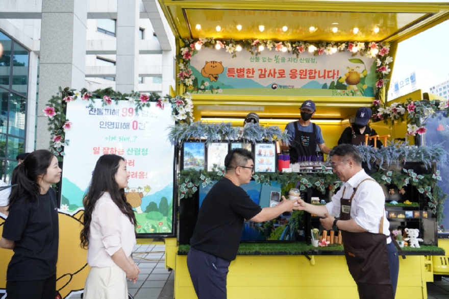 사진1.윤호중 행정안전부 장관(오른쪽)이 15일 정부대전청사에서 산불 대응 성과 격려를 위해 산림청 직원들에게 직접 커피를 전달하고 있다..jpg
