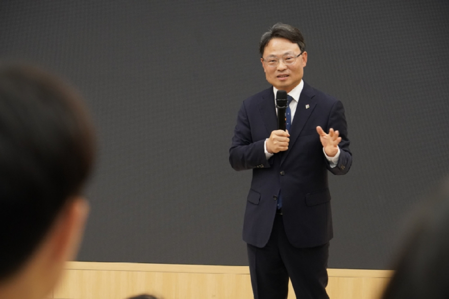 사진3. 박은식 산림청장이 16일 서울대학교 산림과학부 학생들을 대상으로 ‘산림에 미래가 있다.’는 주제로 특별강연을 하고 있다.jpg