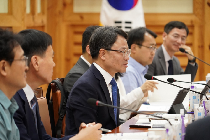 사진2.박은식 산림청장(가운데)이 17일 국립산림과학원에서 제9기 산림청 정책자문위원회 위촉식 후 자문회의를 주재하고 있다.jpg