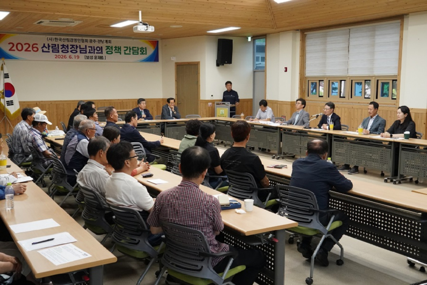 사진2.박은식 산림청장(정면방향 오른쪽에서 세번째)이 19일 전남 보성군 윤제림에서 ‘임업인 정책고객 현장 간담회’를 주재하고 있다.jpg