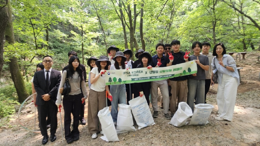 사진2.산림청과 IFSA-KOREA 소속 학생들이 19일 국민대학교 산림 일원에서 산림정화 캠페인을 실시하고 있다.jpg