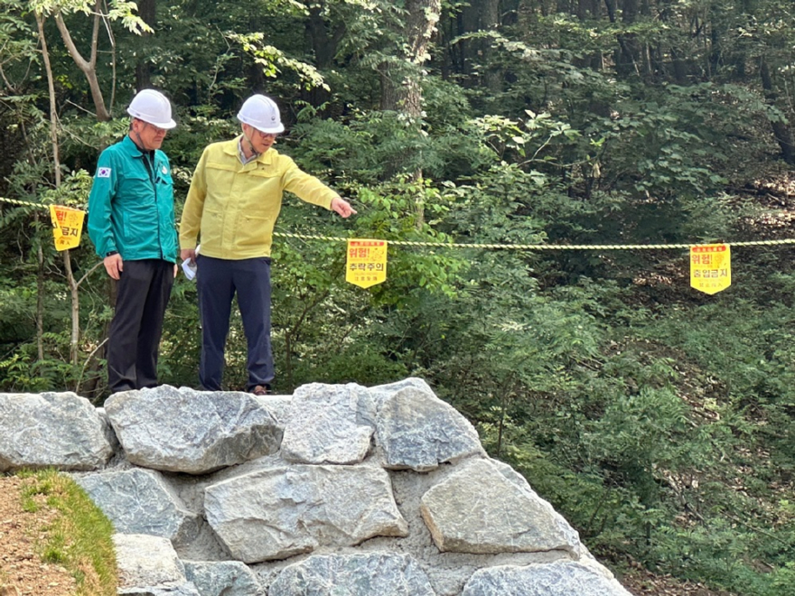 사진2.임하수 산림청 차장(오른쪽)이 19일 산사태취약지역 예방을 위해 설치된 사방댐을 점검하고 있다.jpg