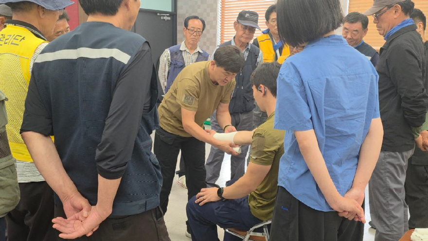 붕대 감는 교육 사진.jpg