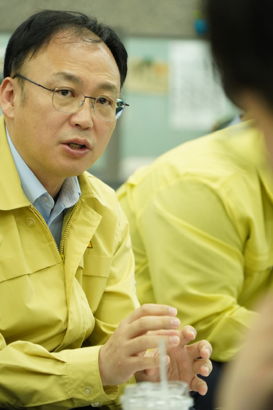 사진1.이용권 산림청 산림재난통제관이 25일 ‘2026년 소나무재선충병 방제 결과’를 브리핑하고 있다.jpg