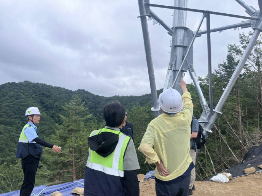 사진2.산림청은 25일 한국전력공사와 합동으로 송전철탑 사업지 추가 현장점검을 실시했다.jpg