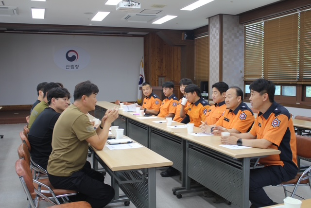 2층 대회의실 119산불특수대응단과 토의.jpg