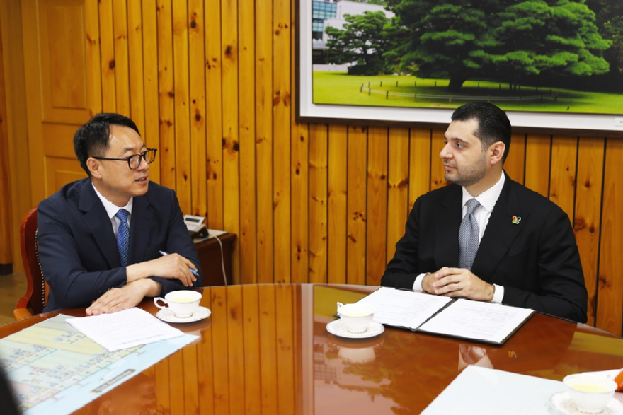 사진1.임하수 산림청 차장(왼쪽)이 2일 국립산림과학원에서 생물다양성협약 당사국총회 의장과 면담을 하고 있다.jpg