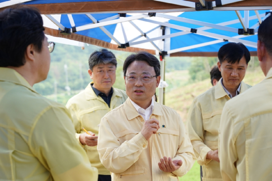 사진2.박은식 산림청장(가운데)이 전북 군산시 수종전환 방제사업지 현장에서 관계기관과 방제율 제고 방안을 논의하고, 우기 전 안전관리를 철저히 해줄 것을 당부하고 있다.jpg