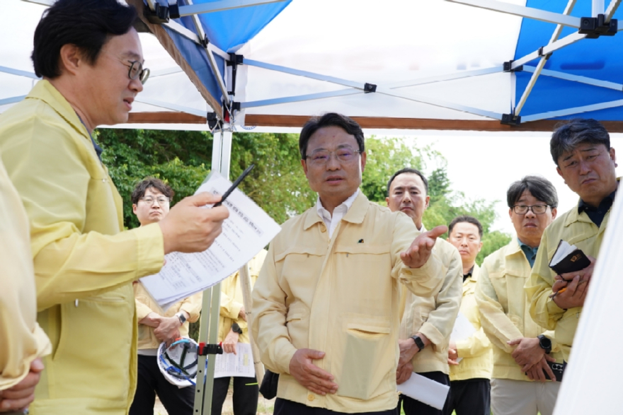 사진1.박은식 산림청장(가운데)이 전북 군산시 수종전환 방제사업지 현장에서 관계기관과 방제율 제고 방안을 논의하고, 우기 전 안전관리를 철저히 해줄 것을 당부하고 있다.jpg