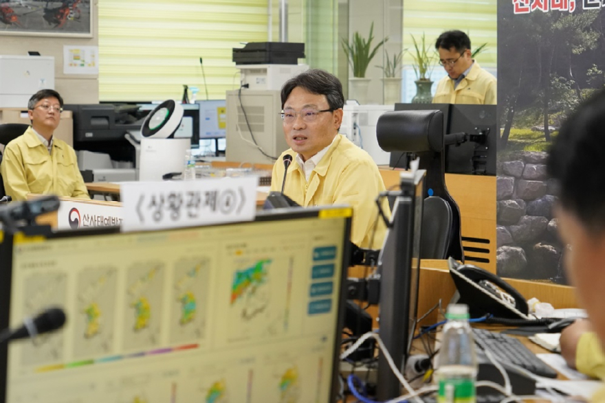 사진2.박은식 산림청장(가운데)이 20일 산사태예방지원본부에서 지난 17일부터 내린 집중호우에 따른 산사태 피해 상황을 점검했다.jpg
