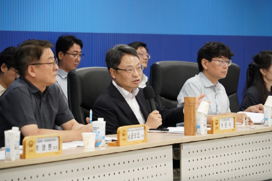 사진1.박은식 산림청장(가운데)이 5일 정부대전청사에서 산림청-한국임업인단체총연합회 간담회를 주재하고 있다.jpg