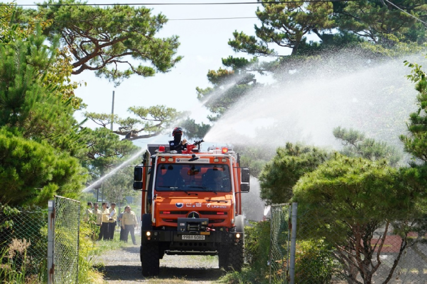 사진1. 산림청은 7일 임업인의 폭염 가뭄피해 최소화를 위해 산불진화차량을 투입하여 용수를 공급하고 있다.jpg