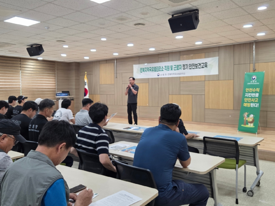 (사진자료) 산림사업장 안전보건관리 관련 당부말씀 전달하는 김종근 민북지역국유림관리소장.jpg