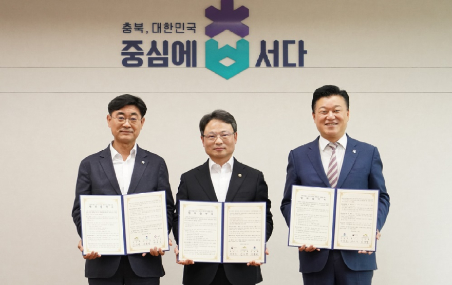 사진1.박은식 산림청장(가운데)이 13일 충북도청 회의실에서 신용한 충청북도지사(오른쪽), 심상택 한국수목원정원관리원 이사장(왼쪽)과 정원 활성화 업무협약을 체결했다.jpg